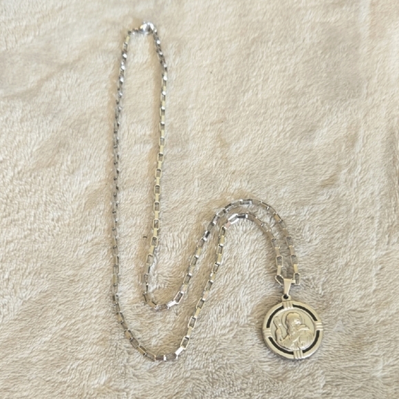 Other - #559 Silver Tone Pendant Necklace 12 Inches